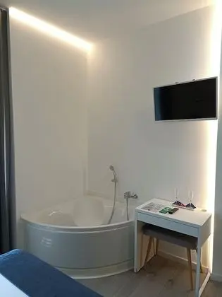 Tek Büyük Yataklı Oda, Sıcak Su Küveti