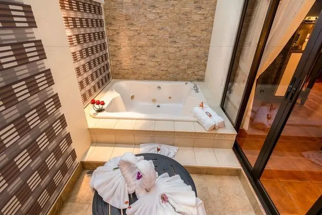 Romantic Villa, Sıcak Su Küveti