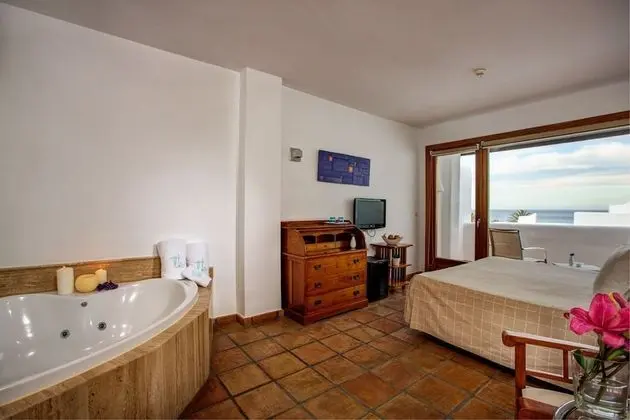 Tek Büyük Yataklı Oda, Sıcak Su Küveti, Deniz Manzaralı (with terrace)