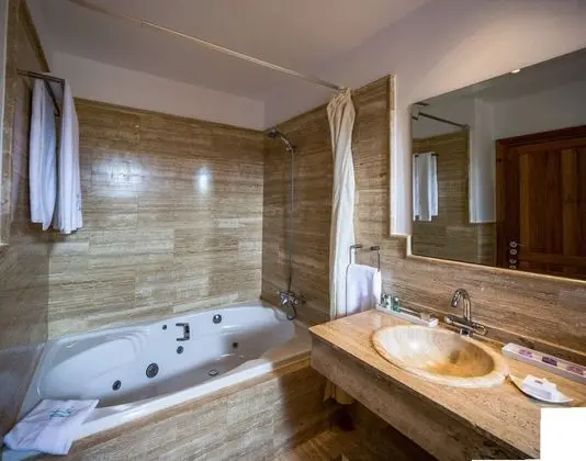 Tek Büyük Yataklı Oda, Sıcak Su Küveti, Deniz Manzaralı (with terrace)