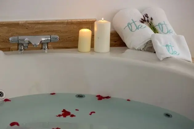 Tek Büyük Yataklı Oda, Sıcak Su Küveti, Deniz Manzaralı (with terrace)