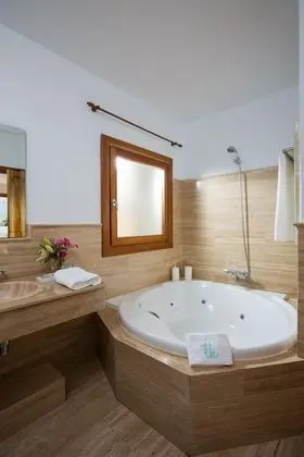 Tek Büyük Yataklı Oda, Sıcak Su Küveti, Deniz Manzaralı (with terrace)