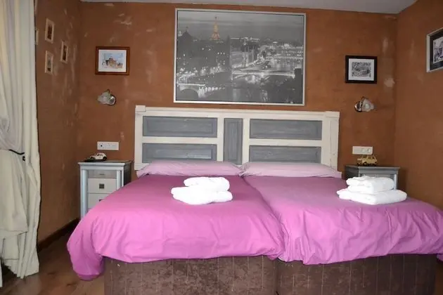 Tek Büyük veya İki Ayrı Yataklı Oda, Dağ Manzaralı