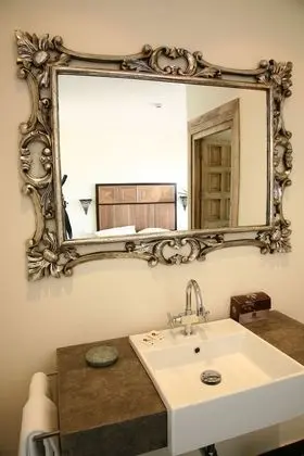 Büyük Yataklı Tek Kişilik Oda