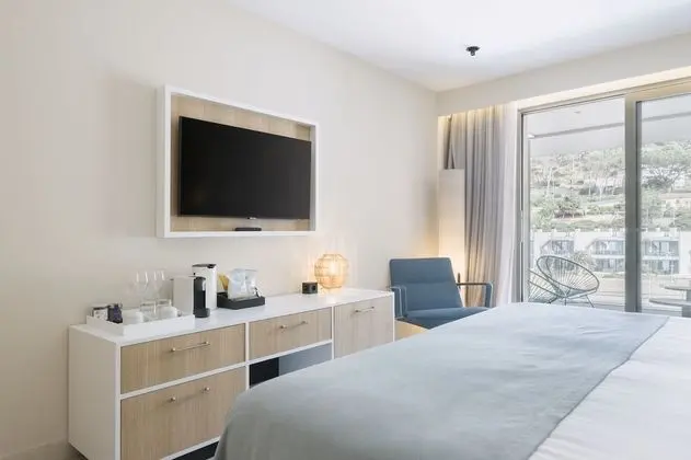 Signature Tek Büyük Yataklı Oda, Balkon, Kısmi Deniz Manzaralı