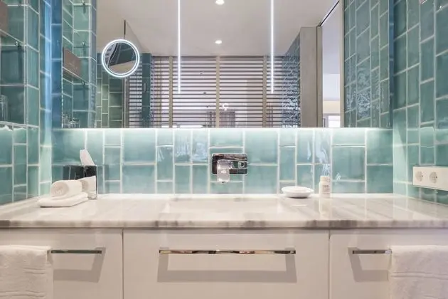 Signature Tek Büyük Yataklı Oda, Balkon, Kısmi Deniz Manzaralı
