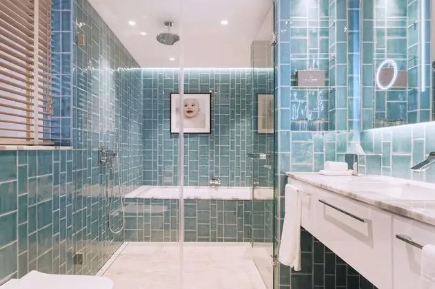Signature Tek Büyük Yataklı Oda, Balkon, Kısmi Deniz Manzaralı