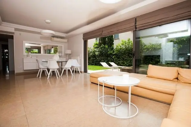 Oregano - Elaia Luxury Ground Floor Apartment with Private Pool and Gym