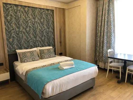 Göl Manzaralı Standard Köşe Oda