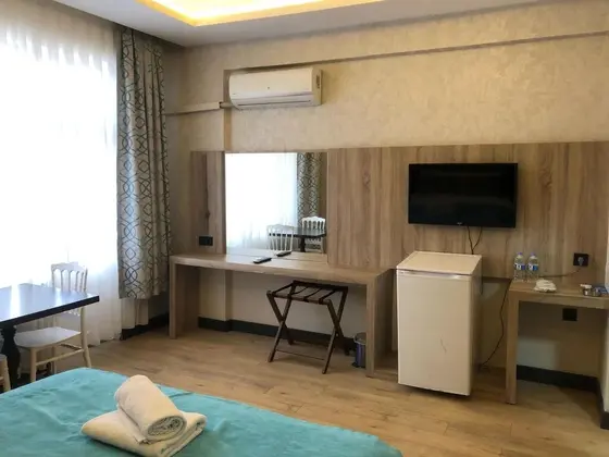 Göl Manzaralı Standard Köşe Oda
