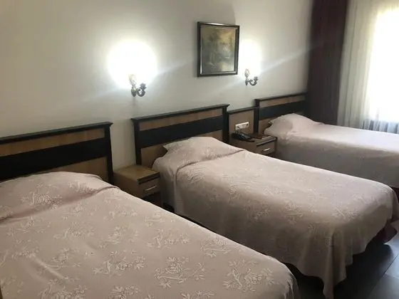 Triple, Bahçe Manzaralı