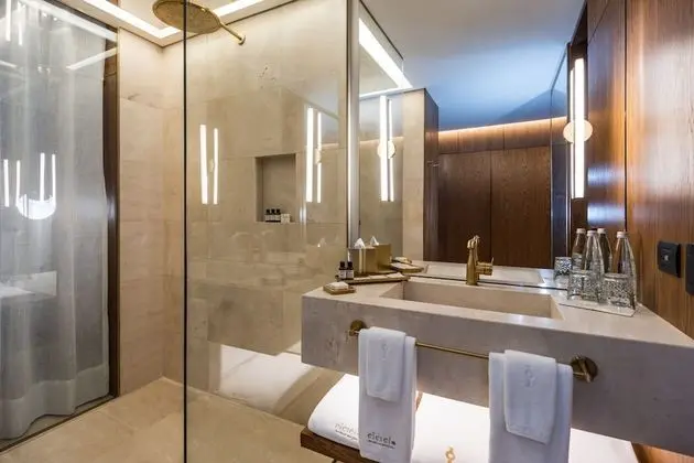 Luxury Oda