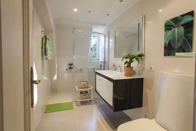 Tek Büyük veya İki Ayrı Yataklı Oda, Ortak Banyo