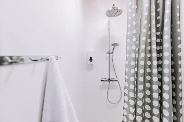 Üç Kişilik Oda, Ortak Banyo