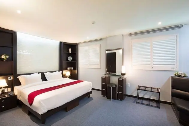 Regent Suite (Main Wing)