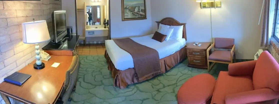 Oda (1 Queen Bed with Refrigerator)