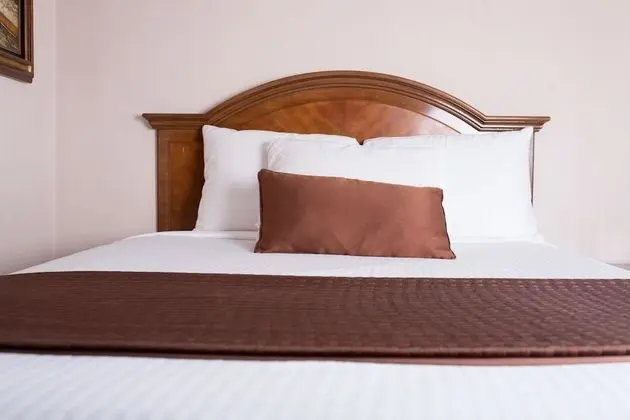 Oda (1 Queen Bed with Refrigerator)