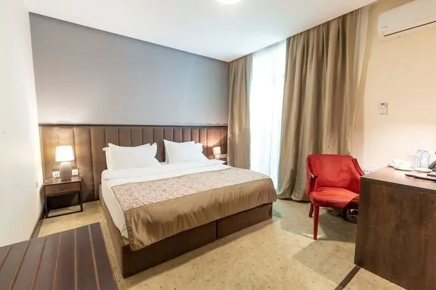 Deluxe Tek Büyük Yataklı Oda, Balkon, Bahçe Manzaralı