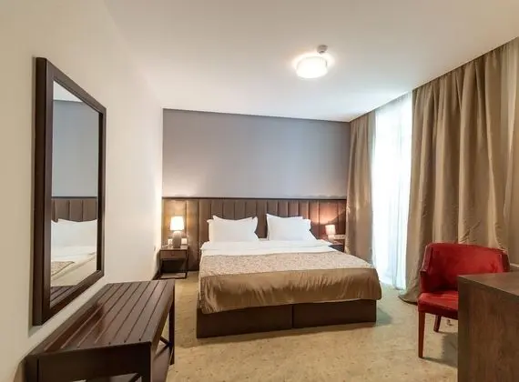 Deluxe Tek Büyük Yataklı Oda, Balkon, Bahçe Manzaralı