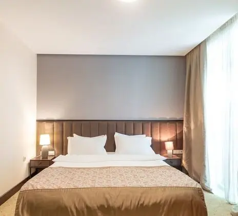 Deluxe Tek Büyük Yataklı Oda, Balkon, Bahçe Manzaralı
