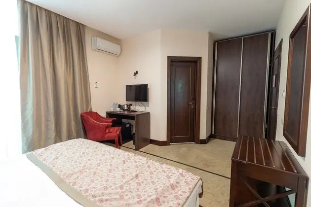 Deluxe Tek Büyük Yataklı Oda, Balkon, Bahçe Manzaralı