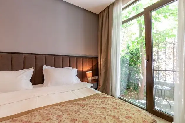 Deluxe Tek Büyük Yataklı Oda, Balkon, Bahçe Manzaralı