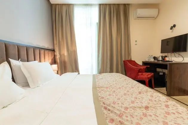 Deluxe Tek Büyük Yataklı Oda, Balkon, Bahçe Manzaralı