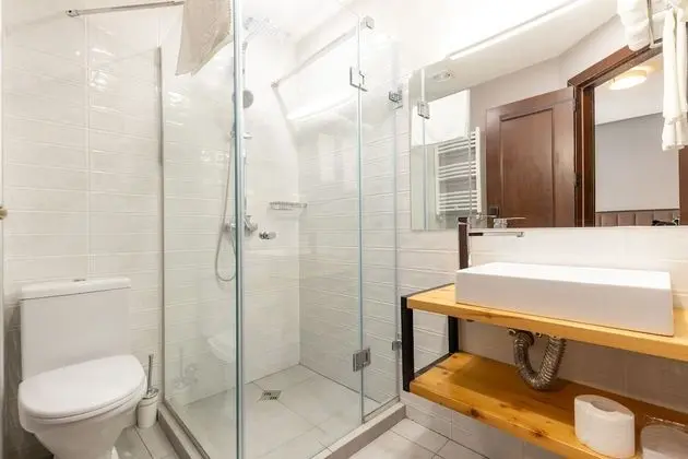 Deluxe Tek Büyük Yataklı Oda, Balkon, Bahçe Manzaralı
