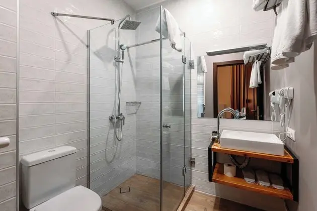 Deluxe Tek Büyük Yataklı Oda, Balkon, Bahçe Manzaralı