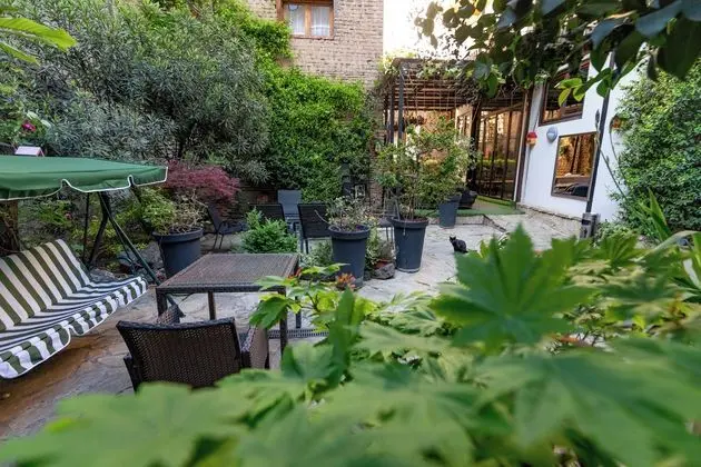 Deluxe Tek Büyük Yataklı Oda, Balkon, Bahçe Manzaralı