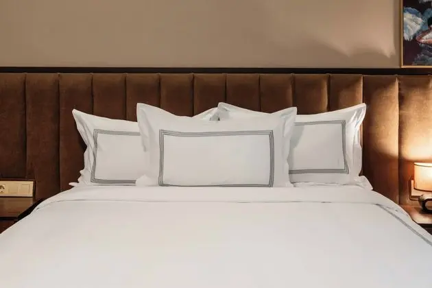 Deluxe Tek Büyük Yataklı Oda, Balkon, Bahçe Manzaralı