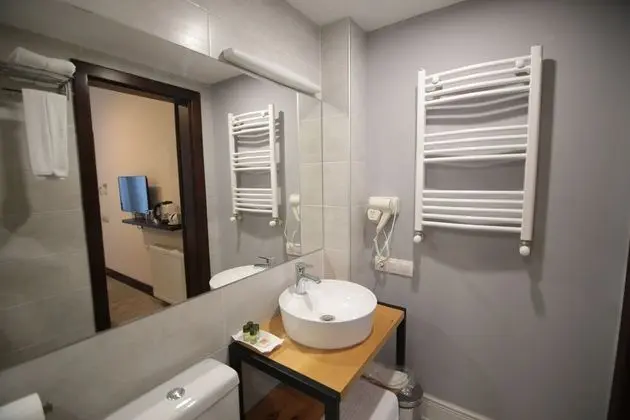Deluxe Tek Büyük Yataklı Oda, Balkon, Bahçe Manzaralı