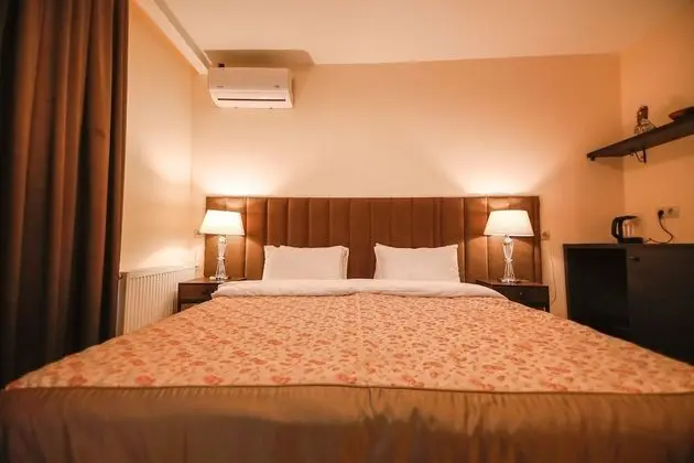 Deluxe Tek Büyük Yataklı Oda, Balkon, Bahçe Manzaralı