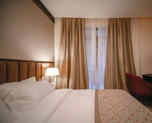 Deluxe Tek Büyük Yataklı Oda, Balkon, Bahçe Manzaralı