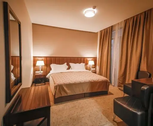 Deluxe Tek Büyük Yataklı Oda, Balkon, Bahçe Manzaralı