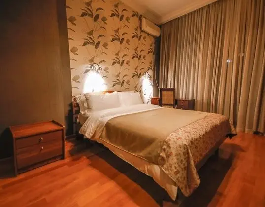 Deluxe Tek Büyük Yataklı Oda, Balkon, Bahçe Manzaralı