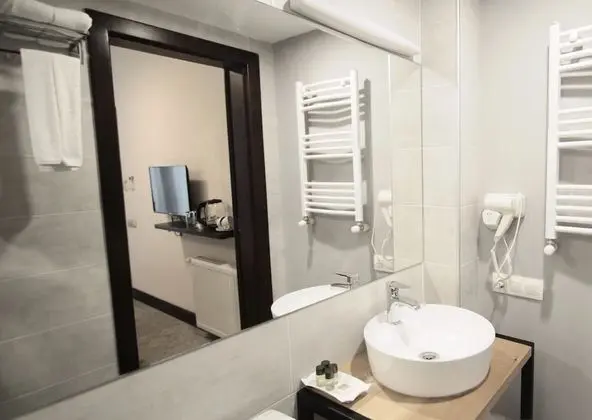Deluxe Tek Büyük Yataklı Oda, Balkon, Bahçe Manzaralı