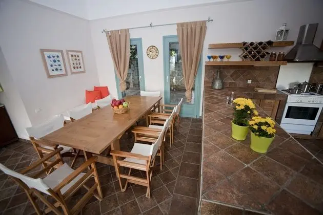 Villa, Denize Sıfır (Tennis Court)