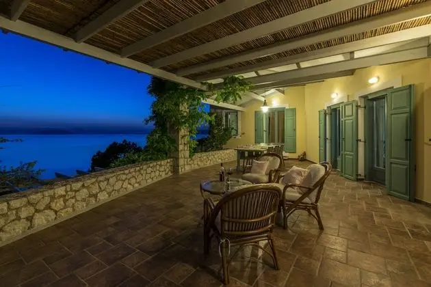 Villa, Denize Sıfır (Tennis Court)