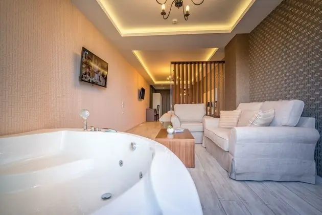 Deluxe Süit, Sıcak Su Havuzu, Kısmi Deniz Manzaralı