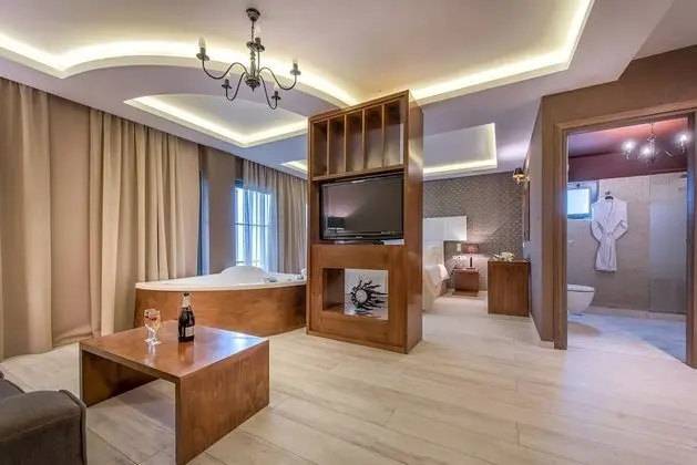 Deluxe Süit, Sıcak Su Havuzu, Kısmi Deniz Manzaralı