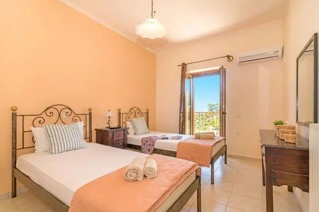 Villa (Yiota)
