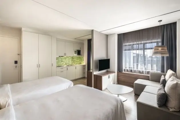 Studio with 2 Queensize Beds