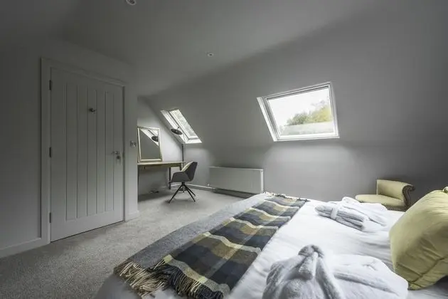 Deluxe Lakeside Suite