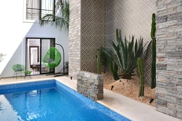 Grand Oda, Havuz Kenarı