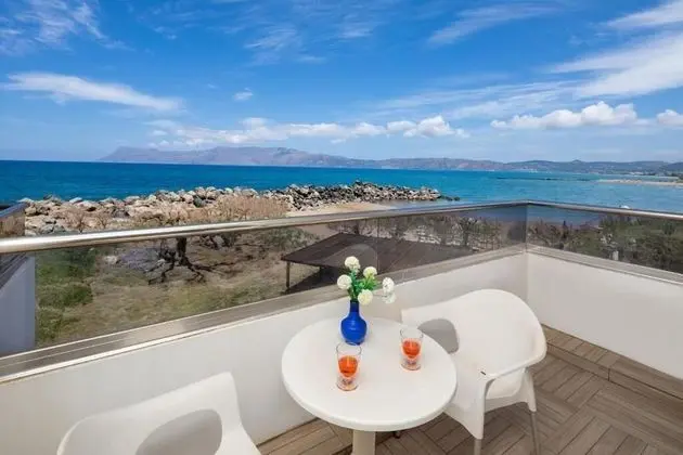 Tek Büyük veya İki Ayrı Yataklı Oda, Deniz Manzaralı