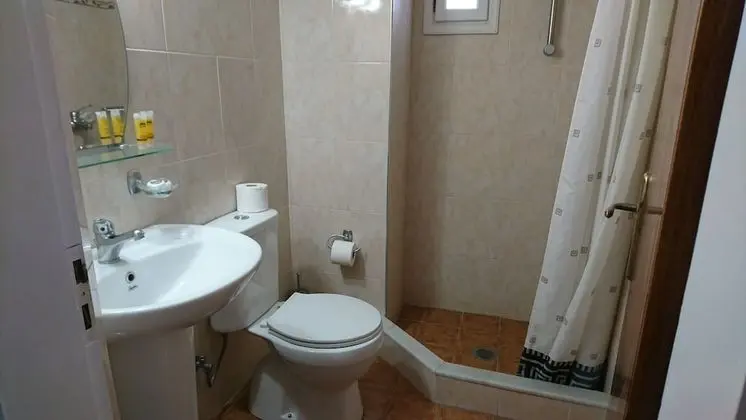 Basic Üç Kişilik Oda, Birden Çok Yatak, Sigara İçilmez