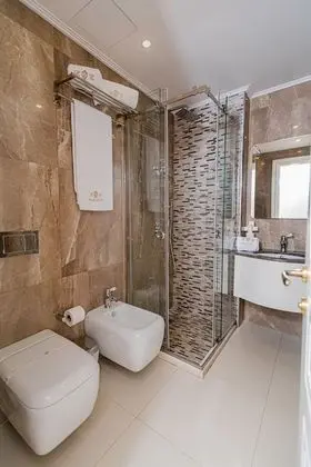 Luxury Tek Büyük Yataklı Oda