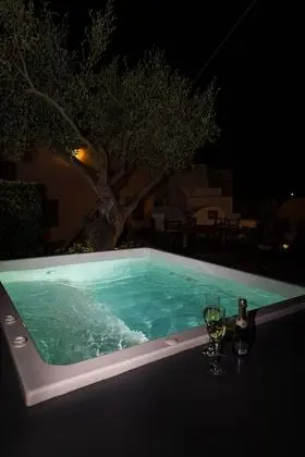 Cave House with Shared Outdoor Plunge Pool