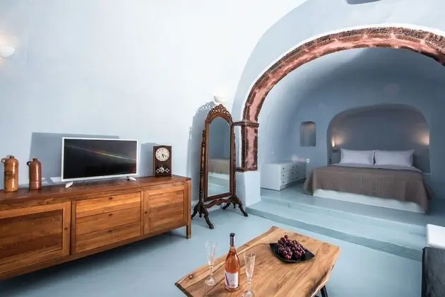 Cave House with Shared Outdoor Plunge Pool